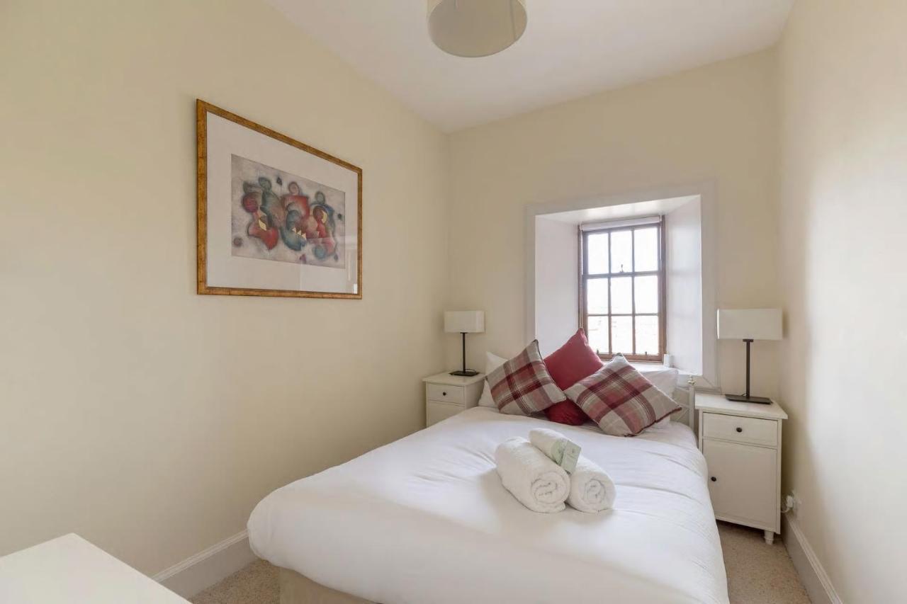 Stunning Panoramic Views: Heart Of The Royal Mile Apartment Edinburgh Bagian luar foto